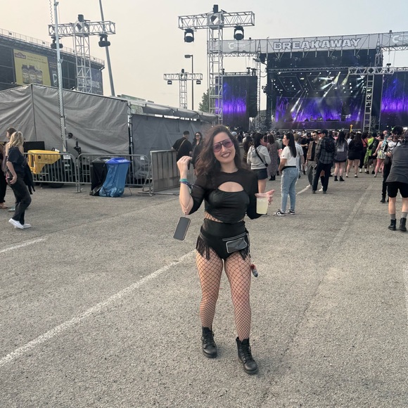 Meet your Posher, Gabbie - Picture 3 of 4